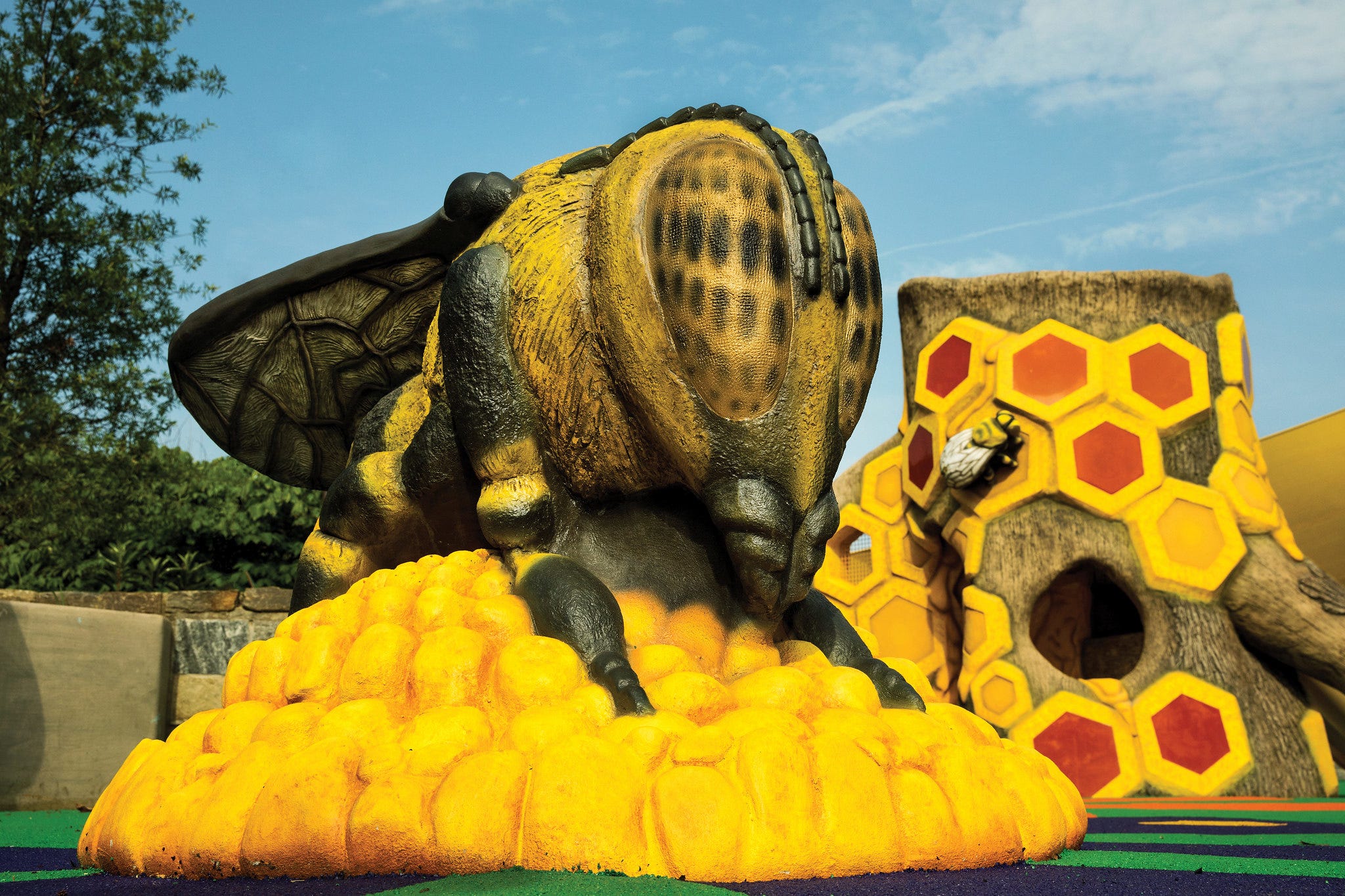 Giant bee scultpure at the Smithsonian National Zoo playground by GameTime